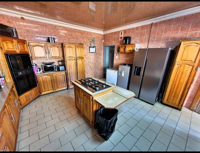 4 BEDROOM HOUSE FOR SALE IN SINOVILLE